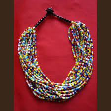 Collier multicolore de perles 15 € (10 000 FCFA)
